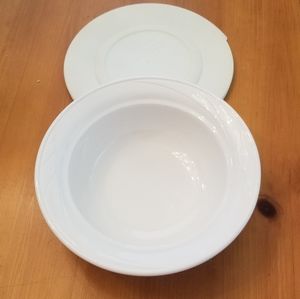 Corningware French White bakeware w  plastic lid